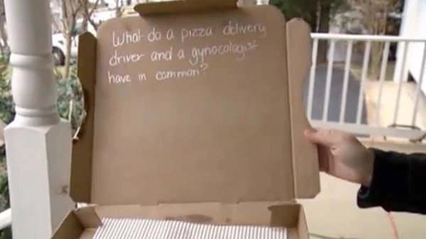 El chiste en la caja de pizza que causó un despido y abrió una polémica en Estados Unidos